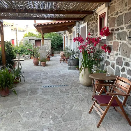 The Schoolmistress With The Golden Eyes, Studios & Rooms Mythimna Exterior photo